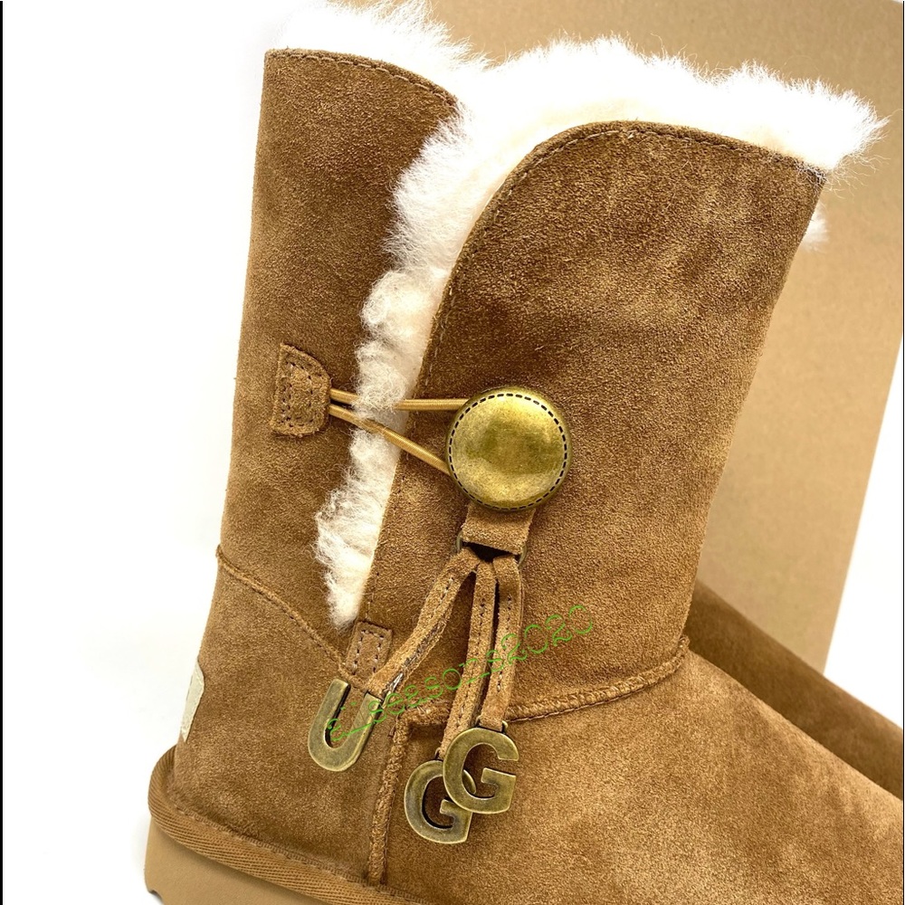 UGG Bailey Button Charm Women’s Boots Suede CheTan - Picture 2 of 10